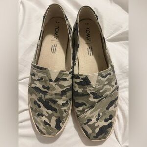 TOMS Green and Black Camouflage Slip-Ons
